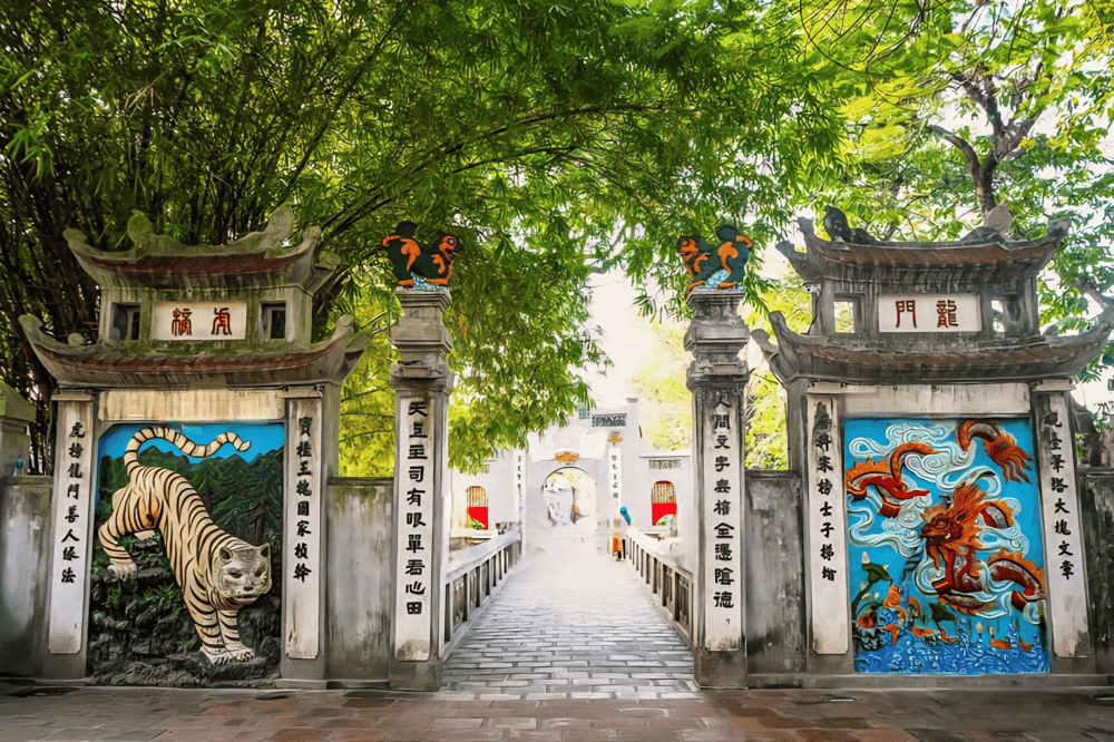 The panels depicting the dragon and tiger at the temple’s entrance symbolize wisdom and strength (Source: Fanpage Đền Ngọc Sơn và khu vực hồ Hoàn Kiếm)